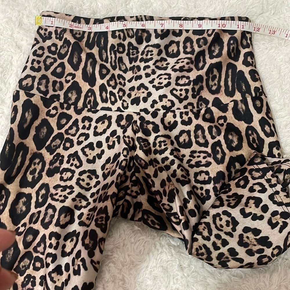 Onzie Leopard Print Biker Shorts leggings - Picture 8 of 10